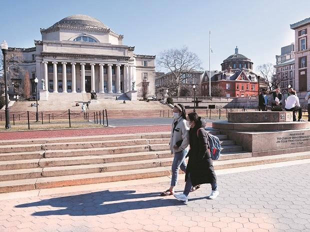 Sinh viên tại Đại học Columbia, thành phố New York, nơi các lớp học trực tiếp bị đình chỉ do khủng hoảng Covid-19. Ảnh: Reuters.