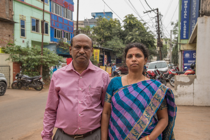 Bố mẹ của Sudeep - ông Pradeep Choudhury và vợ, bà Suniti. Ảnh: BBC.