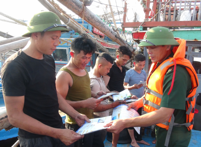 Bộ đội Biên phòng Quảng Bình tuyên truyền cho ngư dân về IUU. Ảnh: Đức Thọ.