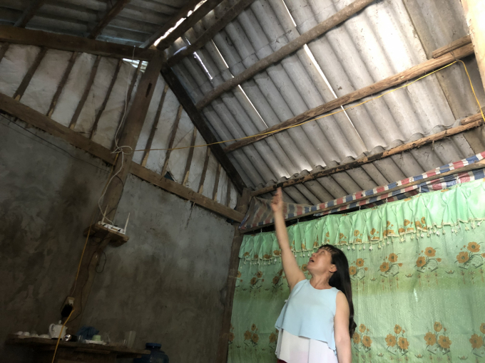 Mái nhà bà Nguyễn Thị Dung hở do rung chấn từ mìn nổ tại mỏ đồng. Ảnh: H.Đ.
