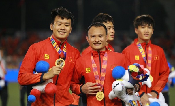 Trọng Hoàng (hàng trước, bên phải) là một trong 5 ứng viên đoạt Quả bóng vàng. Ảnh: Báo Nghệ An.