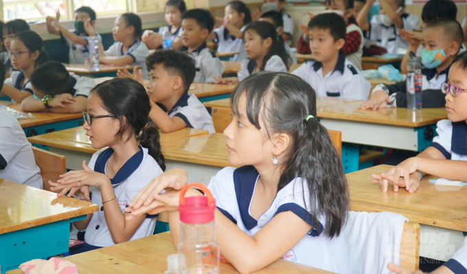 Học sinh Trường Tiểu học Nguyễn Bỉnh Khiêm (quận 1, TP.HCM) được giáo viên hướng dẫn các bước rửa tay đúng cách trong ngày đầu tiên trở lại trường sau thời gian dài tạm nghỉ.