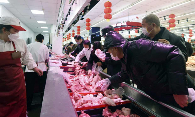 Dân Trung Quốc tranh nhau mua thịt lợn tại một siêu thị ở Hàng Châu, tỉnh Chiết Giang hồi tháng Hai nhưng Bắc Kinh vẫn áp lệnh cắt giảm nhập khẩu thịt từ Úc. Ảnh: AP