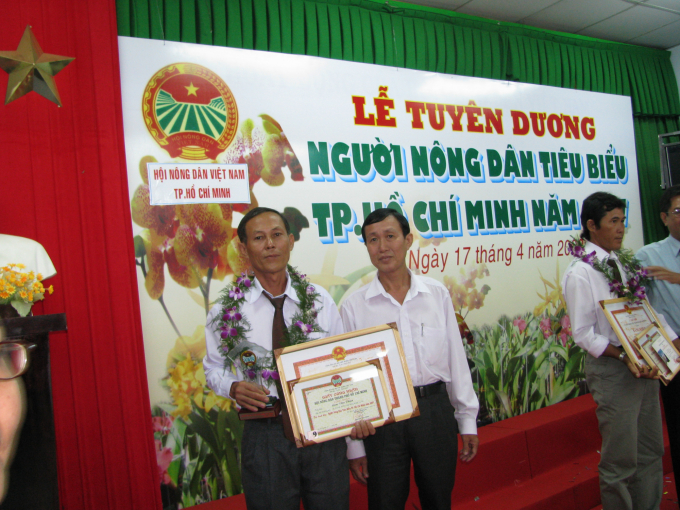 Ông Lâm Văn Phận (bìa trái), một trong những nông dân sản xuất giỏi tiêu biểu của huyện Củ Chi. Ảnh: nhân vật cung cấp.