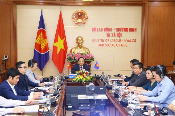 Bộ trưởng Bộ LĐ-TB&XH Đào Ngọc Dung chủ trì đầu cầu Việt Nam. Ảnh: TP.