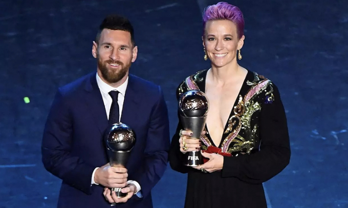Messi (trái) lần đầu giành giải The Best năm 2019. Ảnh: Reuters.