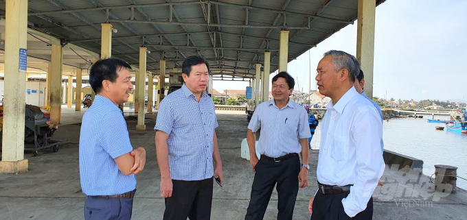Thứ trưởng Phùng ĐứcTiến bàn bạc với lãnh đạo chính quyền và ngành chức năng Phú Yên những giải pháp cần thực hiện trong thời gian tới cho ngành thủy sản. Ảnh: Vũ Đình Thung.