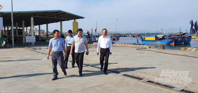 Thứ trưởng Phùng Đức Tiến kiểm tra Cảng cá Đông Tác (TP Tuy Hòa, Phú Yên). Ảnh: Vũ Đình Thung.