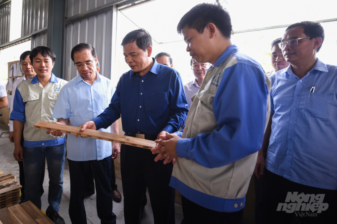 Công ty Woodsland ở Tuyên Quang đang có những đơn hàng từ nước ngoài cho các sản phẩm từ gỗ. Ảnh: Tùng Đinh.