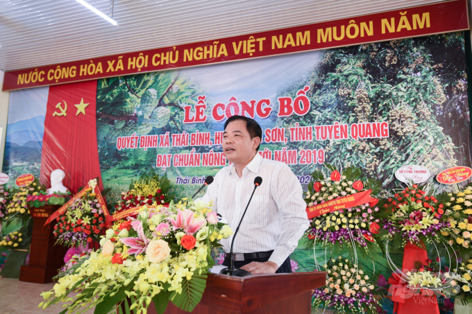 Bộ trưởng NN-PTNT Nguyễn Xuân Cường chúc mừng xã Thái Bình đạt chuẩn nông thôn mới. Ảnh: Tùng Đinh.