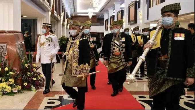 Quốc vương Malaysia đến dự phiên họp Quốc hội sáng 18/5. Ảnh: Bernama.