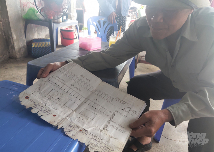 Trưởng thôn Nhân Lư, ông Phí Ngọc Bình giới thiệu bản đồ quy hoạch chợ tạm được sự chấp thuận của lãnh đạo xã Cẩm Chế. Ảnh: Kế Toại. 