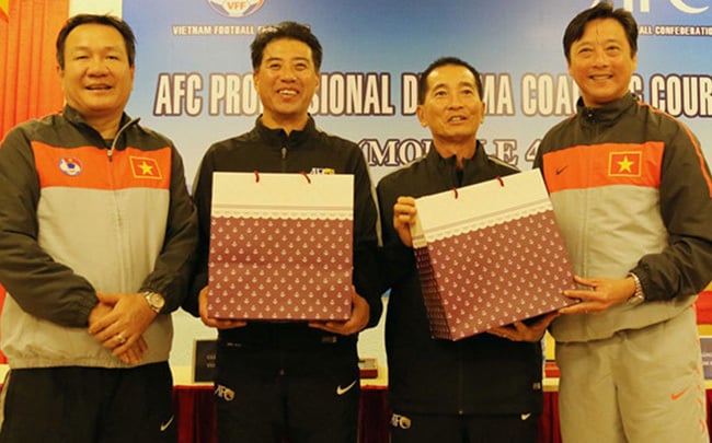 Adachi (thứ hai từ trái sang) từng giảng dạy nhiều năm ở AFC. Ảnh: VFF.