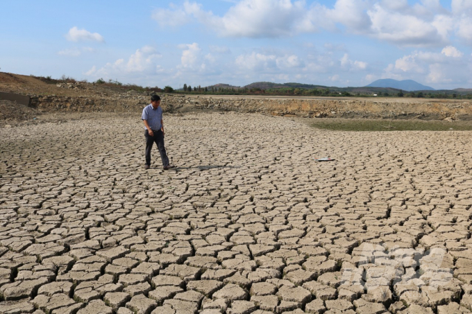 Khô hạn kéo dài khiến nhiều hồ chứa nước ở Bình Thuận trơ đáy. Ảnh: Kim Sơ.