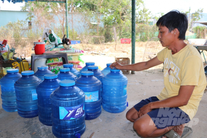 Người dân phải mua nước đóng chai để sử dụng do khô hạn kéo dài. Ảnh: Kim Sơ.