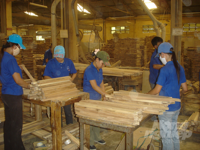 Sản xuất đồ gỗ xuất khẩu. Ảnh: Thanh Sơn.