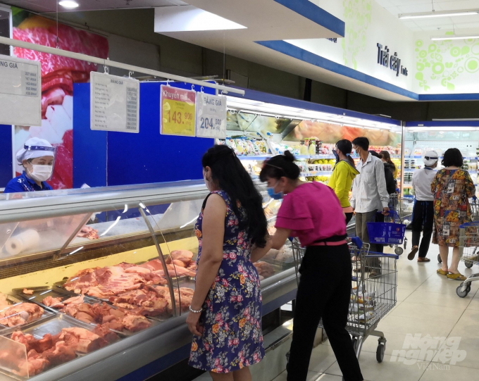 Do giá quá dắt nên thịt heo bán trong các siêu thị ở TP Quy Nhơn vắng khách mua. Ảnh: Vũ Đình Thung.