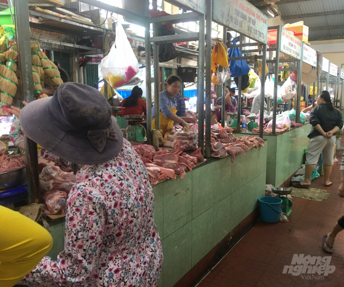 Những gian hàng bán thịt heo ở chợ Đầm rất vắng khách mua. Ảnh: Vũ Đình Thung.