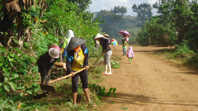 Phụ nữ xã Cư Dliê M’nông cùng nhau dọn vệ sinh môi trường. Ảnh: Trung Dũng.