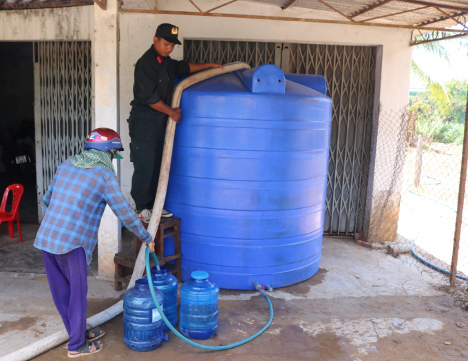 Huyện Hàm Thuận Nam điều xe chở nước đến các bồn chứa để dân thiếu nước sinh hoạt đến lấy miễn phí. Ảnh: Kim Sơ.