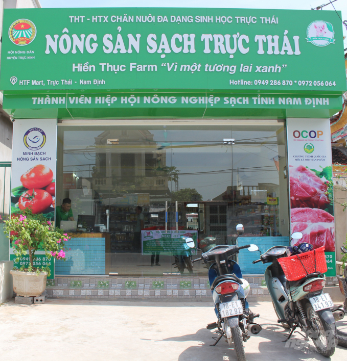 Tháng 11/2019, gia đình anh khai trương cửa hàng tiện ích mang tên 'Nông sản sạch Trực Thái'. Cửa hàng chuyên cung cấp thực phẩm sạch gồm rau, củ, quả, hải sản và thịt lợn của trang trại, để người dân khu vực lân cận được tiếp cận những nông sản sạch, đảm bảo sức khỏe. Ảnh: Mai Chiến.