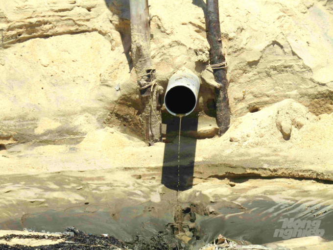 Những chiếc ống xả thải trên bãi biển Đề Gi được lắp đặt rất lộ liễu nhưng không biết sao vẫn không bị chính quyền địa phương và ngành chức năng phát hiện, xử lý. Ảnh: Vũ Đình Thung.