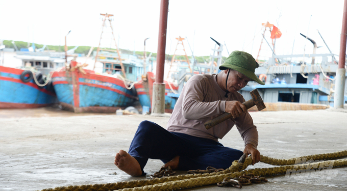 Ngư dân Quảng Ngãi sửa chữa ngư cụ trong thời gian tạm nghỉ khai thác. Ảnh: Kế Toại. 
