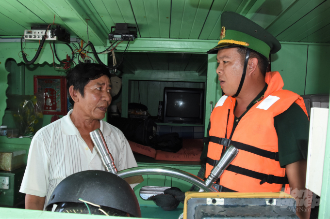 Bộ đội Biên phòng tỉnh Kiên Giang trao đổi với ngư dân, tuyên truyền về việc thực hiện nghiêm các quy định của Luật Thủy sản. Ảnh: Minh Sáng.