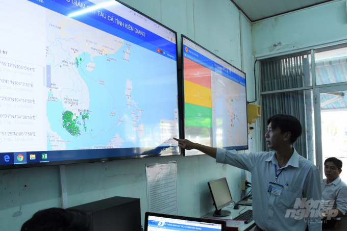 Hiện nay, tỉnh Kiên Giang đang chạy song song 2 hệ thống phần mềm giám sát tàu cá, gồm thử nghiệm của tỉnh và của Tổng cục Thủy sản. Ảnh: Minh Sáng.