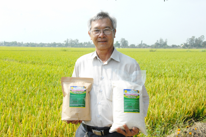 Ông Dương Xuân Quả bên sản phẩm gạo sữa tuy mới ra đời chưa bao lâu nhưng đã được thị trường đón nhận. Ảnh: Lê Hoàng Vũ.