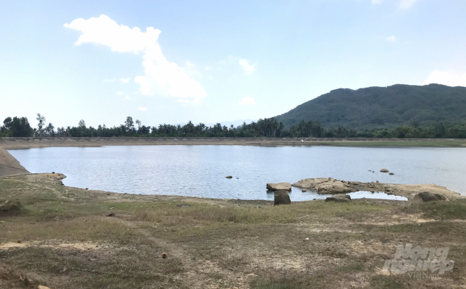 Hiện nay lượng nước tích trữ trong hồ chứa nước Cây Dâu nằm trên địa bàn xã Mỹ Hòa (huyện Phù Mỹ, Bình Định) còn rất ít. Ảnh: Vũ Đình Thung.