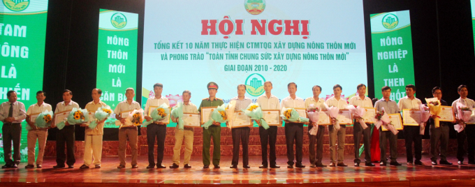 Các tập thể cá nhân có thành tích xuất sắc trong phong trào NTM được UBND tỉnh Bình Phước tuyên dương. Ảnh: Trần Trung.