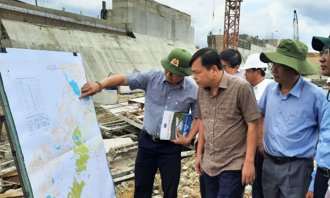 Thứ trưởng Bộ NN-PTNT Nguyễn Hoàng Hiệp cùng đoàn công tác kiểm tra tiến độ công trình thủy lợi Sông Lũy ở Bình Thuận. Ảnh: Ngàn Phố.