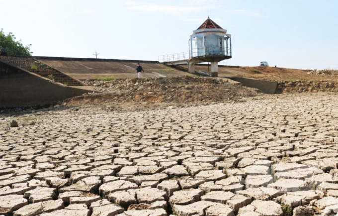 Hồ chứa nước trơ đáy trong đợt khô hạn lịch sử ở Bình Thuận. Ảnh: Kim Sơ.