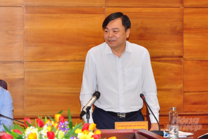 Thứ trưởng Bộ NN-PTNT Nguyễn Hoàng Hiệp đề nghị tỉnh Bình Thuận đề nghị tỉnh Bình Thuận thực hiện cùng lúc nhiều giải pháp để ứng phó khô hạn. Ảnh: Minh Hậu.