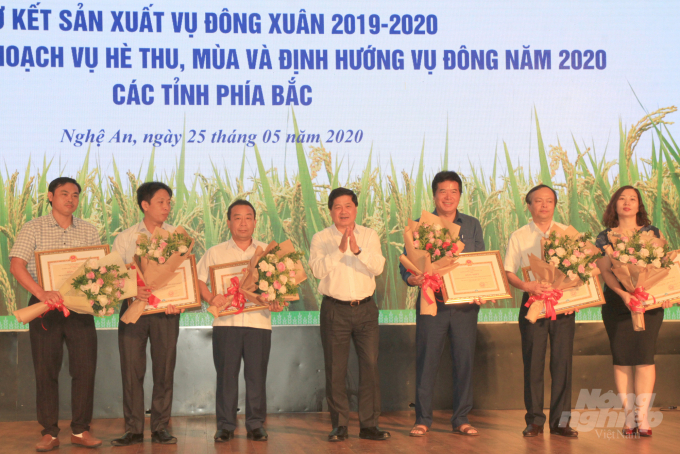 Để ghi nhận nỗ lực đã đạt được, Bộ trưởng Bộ NN-PTNT đã Quyết định tặng bằng khen cho 6 tập thể, 7 cá nhân trong ngành có thành tích xuất sắc trong vụ Đông Xuân 2019 - 2020. Ảnh: Việt Khánh.