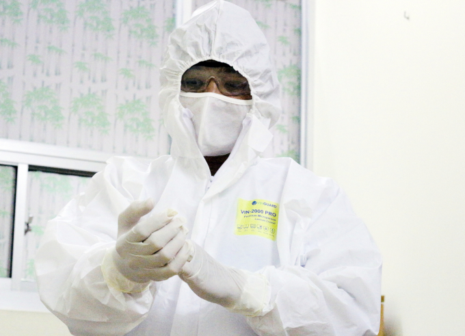 Bác sĩ Nguyễn Thanh Phong, trưởng khoa Nhiễm D, Bệnh viện Bệnh Nhiệt đới TP.HCM mặc đồ bảo hộ trước khi bước vào phòng áp lực âm thăm khám cho bệnh nhân 91. Ảnh: Bác sĩ cung cấp.