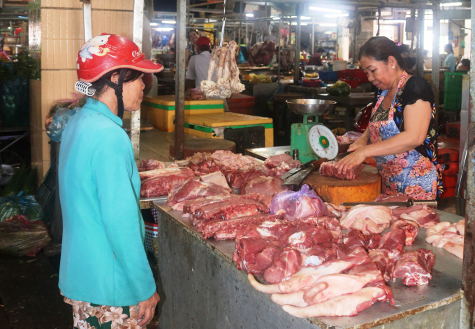 Thịt heo bán tại chợ truyền thống đang có giá khá cao, có nơi lên tới 200.000 đồng/kg. Ảnh: Hữu Đức.