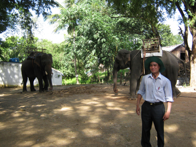Tác giả bài viết trong chuyến đi điền dã tìm hiểu voi khu vực Tây Nguyên.