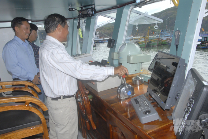 Ngư dân Bình Định kiểm tra thiết bị giám sát hành trình trước khi cho tàu xuất bến. Ảnh: Tuấn Anh.