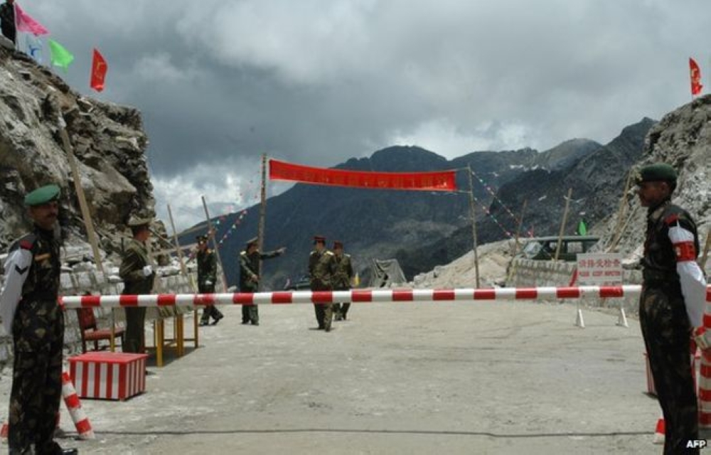 Binh sĩ Ấn Độ (cận hình) và Trung Quốc (phía xa) gác tại một điểm kiểm soát chung trên dãy Himalaya. Ảnh: AFP.