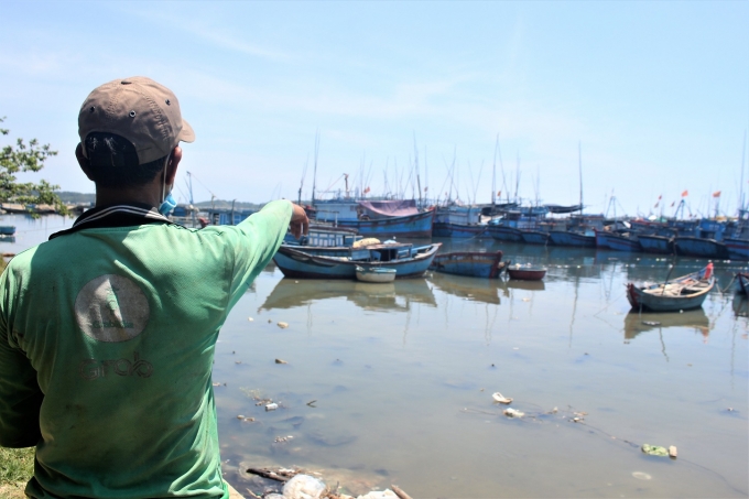 Tàu cá nằm ngổn ngang ở cảng Sa Huỳnh (Quảng Ngãi). Ảnh: L.K.