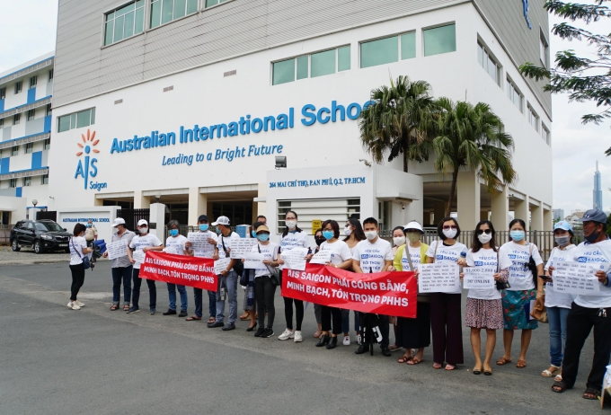 Phụ huynh học sinh một trường quốc tế tại TP.HCM biểu tình phản đối mức thu học phí trực tuyến. Ảnh: M.T.