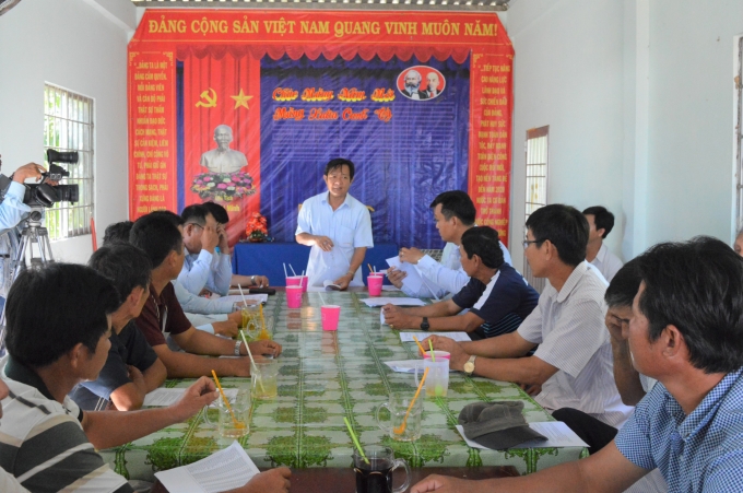 Ông Nguyễn Văn Hiển, Phó Giám đốc Trung tâm Khuyến nông Kiên Giang phát biểu tại buổi hội thảo nuôi tôm - lúa quản lý cộng đồng. Ảnh: Trung Chánh.