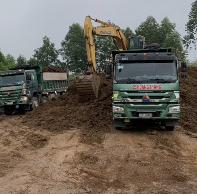 6.300 tấn khoáng sản đang bị giữ tại xã Quỳnh Vinh, thị xã Hoàng Mai.