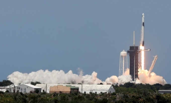 Tên lửa Falcon 9 của SpaceX rời khỏi bệ phóng. Ảnh: AFP.