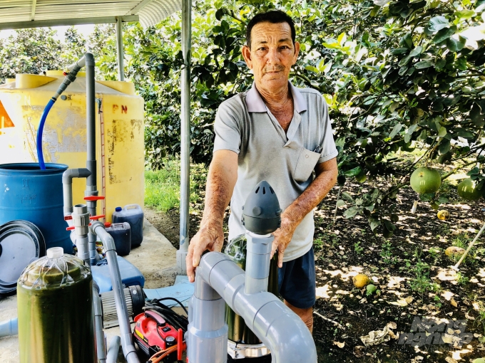 Các nhà vườn ở xã Bình Lộc áp dụng công nghệ vào quy trình chăm sóc vườn cây, mang lại hiệu quả cao và đỡ tốn công cao động. Ảnh: Minh Vương. 