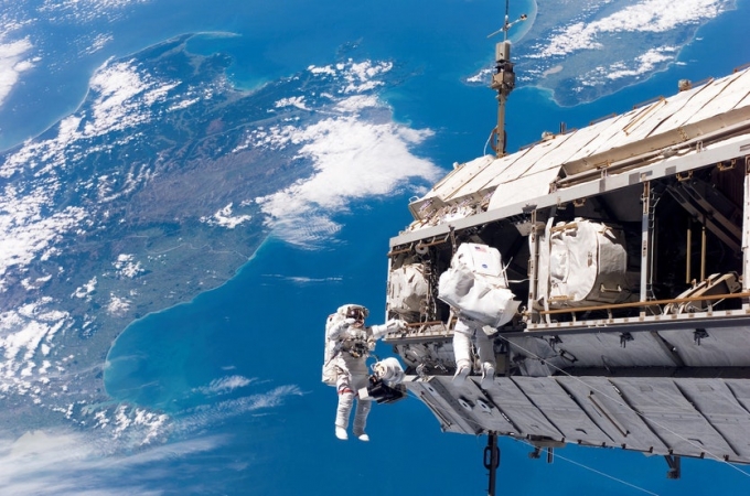 Các phi hành gia làm việc ngoài không gian ở Trạm Vũ trụ Quốc tế (ISS). Ảnh: NASA.