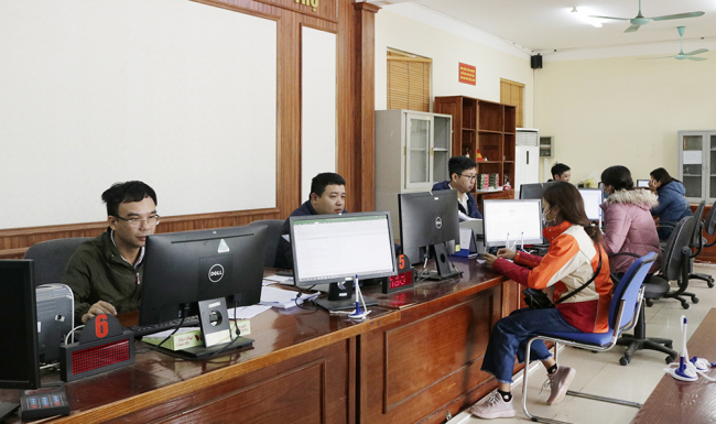 Cán bộ Trung tâm Dịch vụ việc làm tỉnh Phú Thọ tư vấn, cung cấp thông tin tuyển dụng cho người lao động. Ảnh: Thu Hương.
