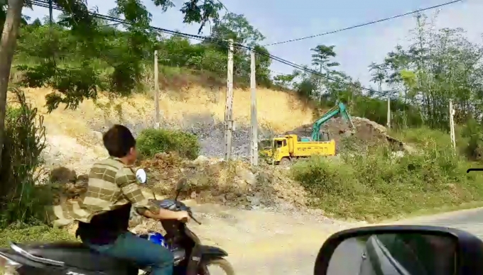 Một hộ dân ở thị trấn Phong Hải tự san gạt đất trái phép. Ảnh cắt từ clip.